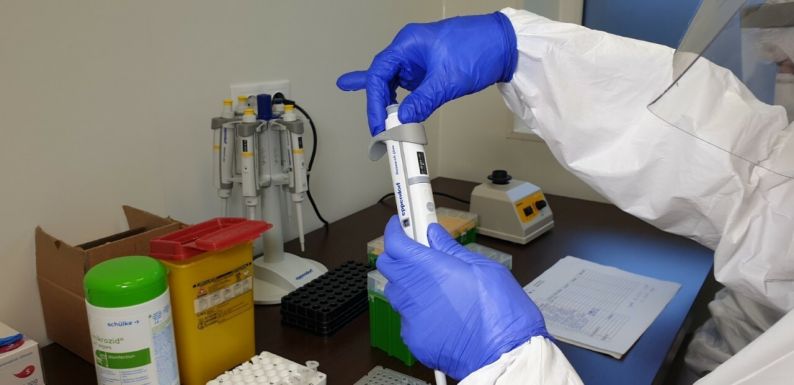 Riasztották a kórházakat, hogy vegyenek mintákat az Omikron vírusvariáns azonosításához