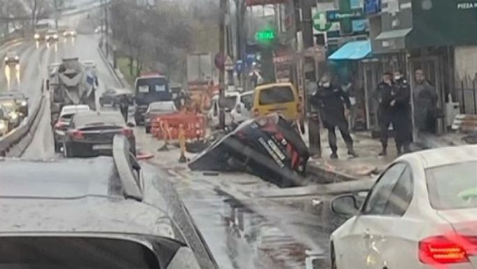 Bűnvádi eljárás indult, miután gödörbe zuhant egy csendőrautó a fővárosban