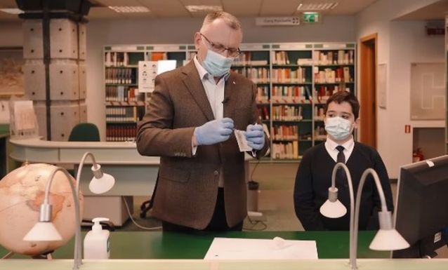 Oktatóvideón mutatják be a nyáltesztek helyes használatát