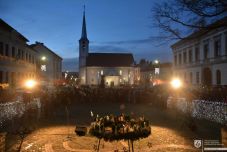 Díszkivilágítás Székelyudvarhelyen, felragyogott az első adventi gyertya is