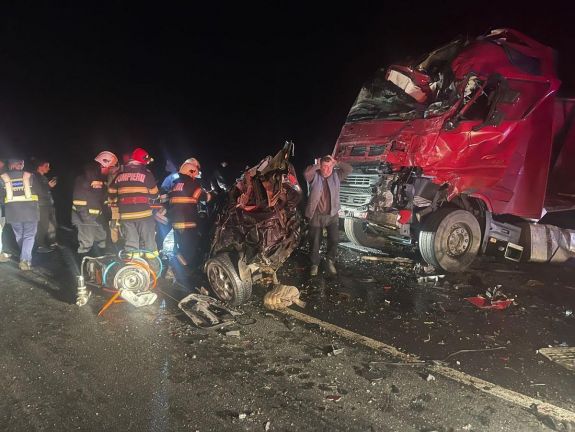 Négy fiatal meghalt, amikor összeütközött egy személyautó két kamionnal
