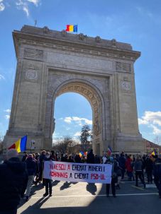 Iohannisnak üzentek a tiltakozók a bukaresti katonai parádén