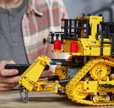 Átfúrták a falat, hogy LEGO-t lopjanak