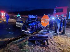 Kamionnal ütközött egy személyautó az E60-ason