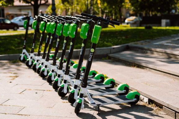 Marosvásárhelyen 350 elektromos rollert kölcsönözhetnek 34 megállóból