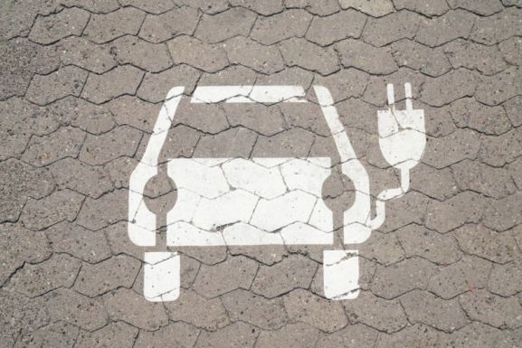 Zöldbetűs rendszámtábla az elektromos autóknak, előnyök a tulajdonosaiknak