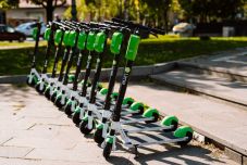 Marosvásárhelyen 350 elektromos rollert kölcsönözhetnek 34 megállóból