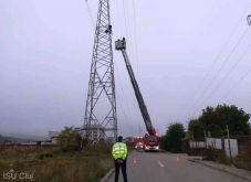 Két órán át győzködtek egy férfit, hogy lemásszon a magasfeszültségű oszlopról