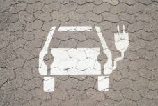 Zöldbetűs rendszámtáblát kapnak a környezetbarát autók 