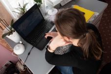 Mintegy ezer diák és óvodás tért át online tanrendre Hargita megyében