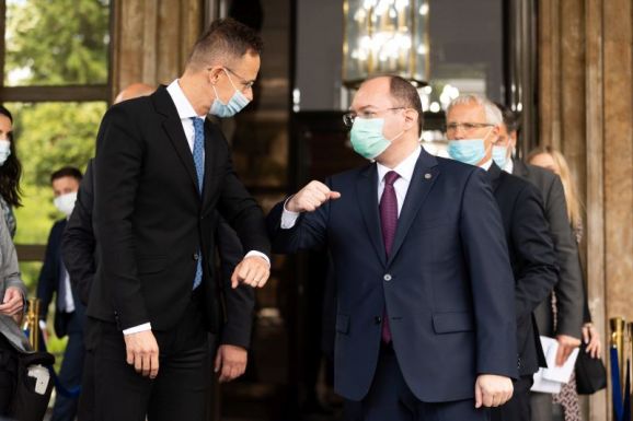 Szijjártó Péter felajánlotta Magyarország segítségét Romániának a konstancai kórháztűz miatt