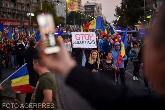 FRISSÍTVE – A járványügyi intézkedések ellen tüntettek Bukarestben