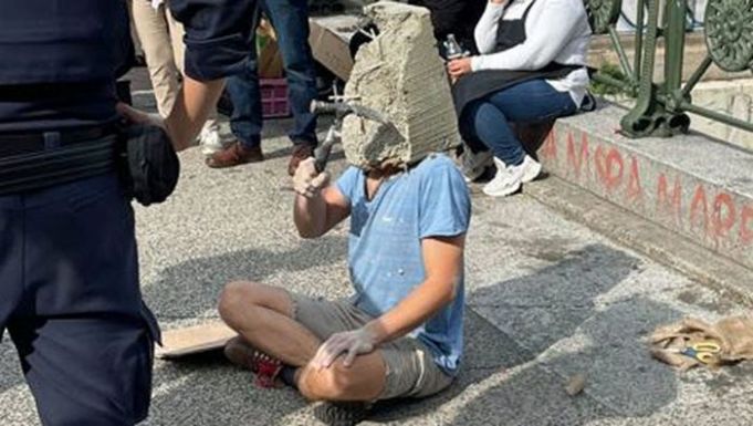 Extrém performansz Bécsben, betonba öntötte fejét egy férfi