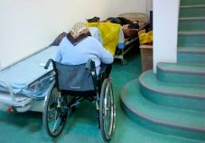 Megtelnek a bukaresti kórházak, már a folyosón is koronavírusos betegeket kezelnek