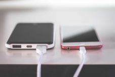 Kötelezné az EU az egységes töltőt az okoskütyükhöz: bajban az Apple