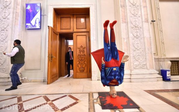 Fejre esett Supermannel üzent a PSD a miniszterelnöknek