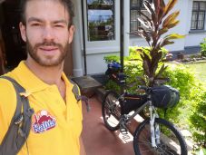 Biciklivel közelíti meg a Kilimandzsáró csúcsát Zichó Viktor