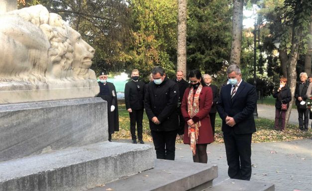 Kopjafák tövében emlékeztek az aradi vértanúkra Sepsiszentgyörgyön
