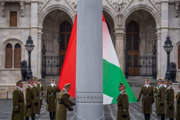 Az aradi vértanúkra emlékezünk – Budapesten félárbocra eresztették a nemzeti lobogót