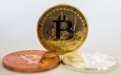 Letartóztattak több mint két tucat, kriptovalutákkal csaló izraelit