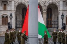 Az aradi vértanúkra emlékezünk – Budapesten félárbocra eresztették a nemzeti lobogót