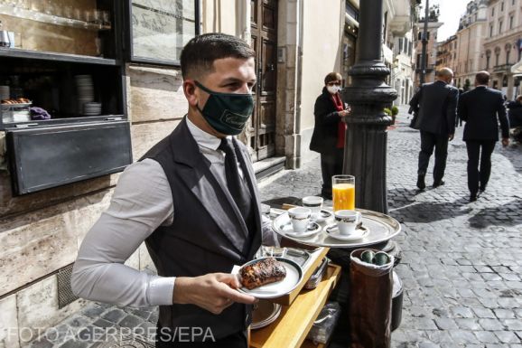 Arafat elismerte, visszás, hogy oltatlan pincérek is kiszolgálhatják a beoltott vendégeket