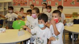 Izraelben karantén helyett tesztelnék az iskolásokat