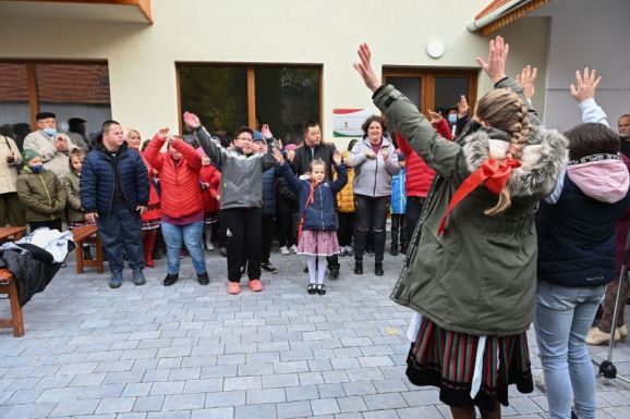 Down-szindrómás óvodások fejlesztőközpontját adták át Sepsiszentgyörgyön