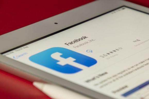 Facebook-akták: elindul a lejtőn a médiaóriás?