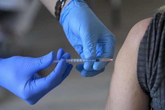 Kié a felelősség? Kísérletiek a vakcinák? Miért betegednek meg az oltottak? – Itt vannak a válaszok