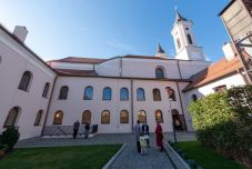 Felszentelték Szamosújváron a felújított egykori ferences templomot