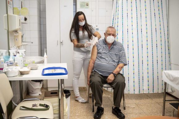 Közel 53 ezer személy kapta meg a COVID-19 elleni vakcinát az elmúlt 24 órában