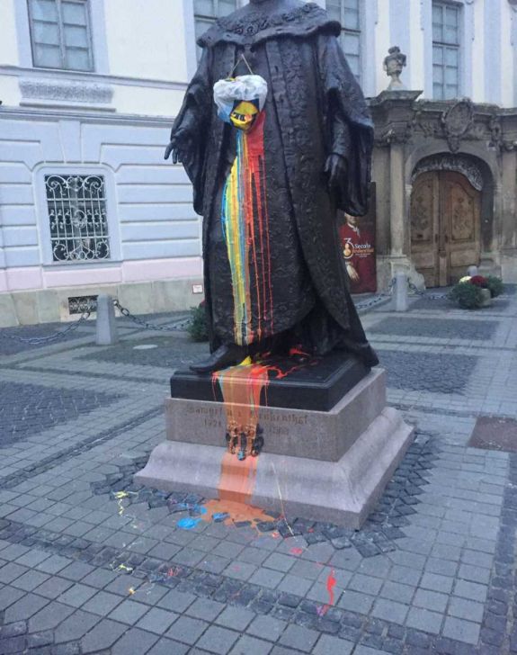 A trikolór színeivel mázolta be egy férfi a nagyszebeni Brukenthal-szobrot