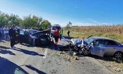 Frontálisan ütközött két személyautó, két gyermek súlyosan megsérült 