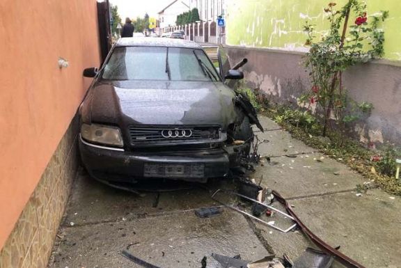 Autójával áttört egy kaput, majd elmenekült a rendszámtáblákkal