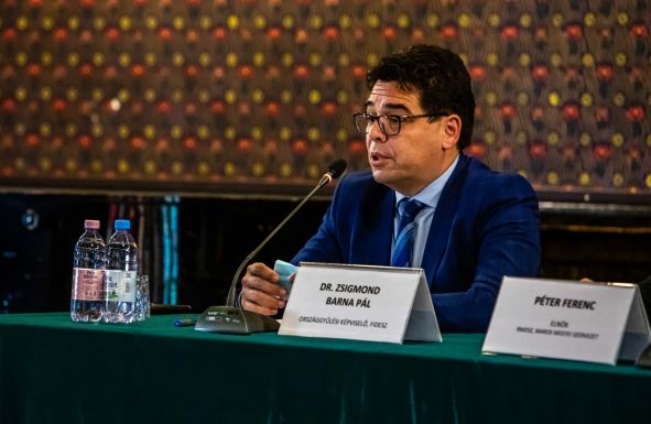 Zsigmond Barna Pál: a vírus létezik, higgyünk az orvosoknak!