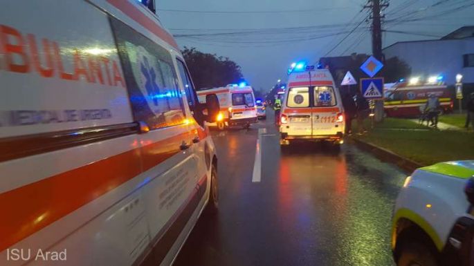 Személyautó ütközött kisbusszal Aradon: 23 személy érintett a balesetben