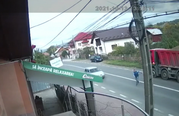 Végzetes lépés: kiszállt a kamionjából és egy autó elé szaladt a fiatal sofőr