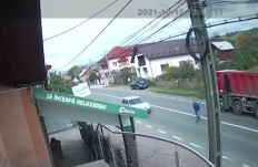 Végzetes lépés: kiszállt a kamionjából és egy autó elé szaladt a fiatal sofőr