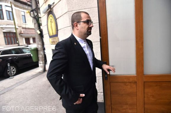 Vesztegetés gyanúja miatt vizsgálódik a DNA egy liberális képviselő ellen