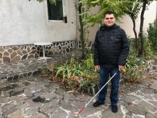 A kórházban gyógymasszőr, zenekarában számtalan hangszer bűvölője a székelyföldi vak fiatalember