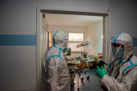 Akkor ürül egy hely, ha valaki elveszíti a harcot – így küzdenek a koronavírussal Csíkszeredában