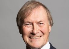 Megkéseltek egy brit parlamenti képviselőt – belehalt a sérülésekbe