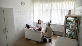 Tehetetlenek a háziorvosok: csak kórházban kaphatnak Covid-gyógyszereket a betegek