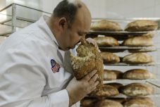 A kenyér útja: megnéztük, hol készül az év kenyere, a székelyföldi Bocskor Pékség büszkesége