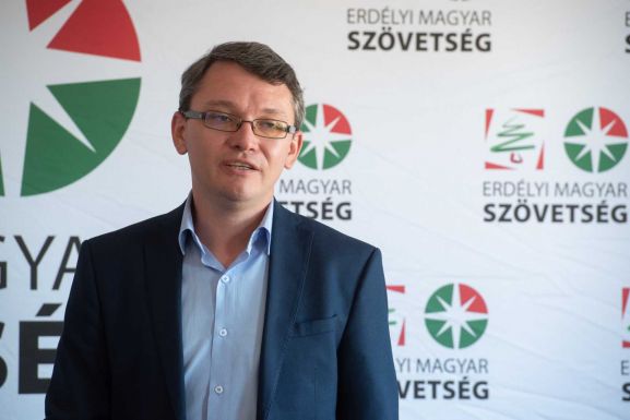 Újraválasztották Csomortányi Istvánt az EMNP elnökévé