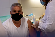 FRISSÍTVE - Harmadjára is beoltatta magát Orbán Viktor