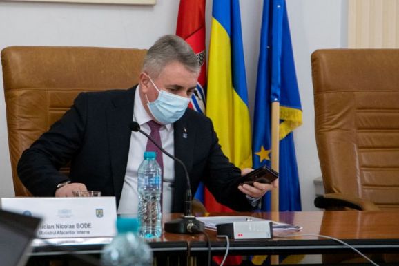 Megtorlást ígért a belügyminiszter a hamis Covid-igazolványokat terjesztőknek és használóknak