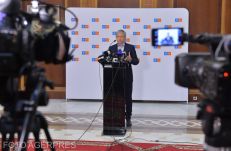 Beterjesztette a parlamentbe a kormányprogramját és a miniszterjelöltek névsorát Dacian Cioloș