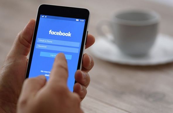Az internetező városiak 93 százalékának van Facebook-fiókja